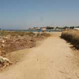 Da l� costeggiamo il muro posteriore del villaggio e continuiamo sulla costa rocciosa per altri 600 metri fino ad arrivare su un altro breve percorso dissestato ricoperto da terra e grosse pietre che ci porta finalmente sulla spiaggia